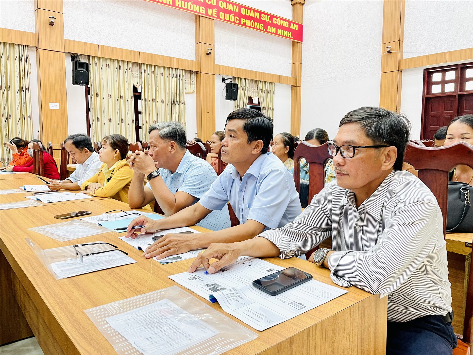 Thành viên các tổ công nghệ số cộng đồng ở Nông Sơn tham gia buổi tập huấn. Ảnh: MINH TÂM