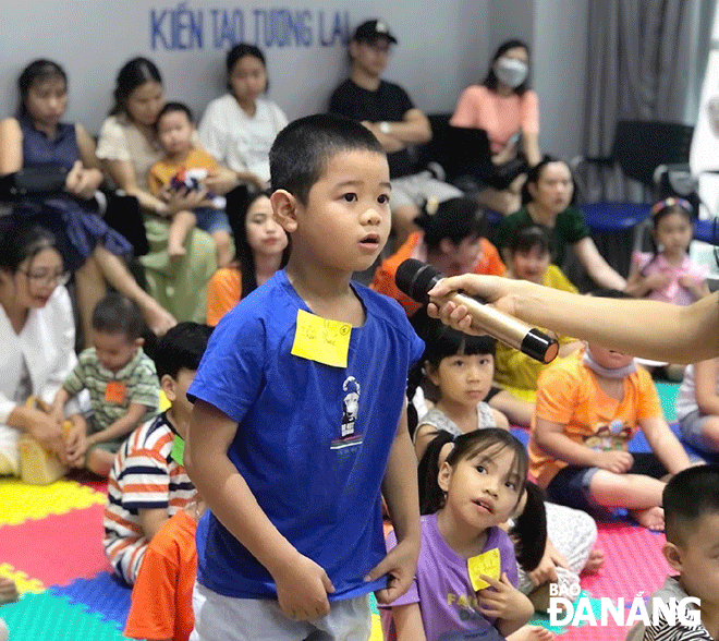 Các em thiếu nhi giao lưu với thủ thư trong buổi đọc sách bằng tiếng Anh vào thứ Bảy hằng tuần tại Thư viện Khoa học Tổng hợp Đà Nẵng. Ảnh: Đ.H.L