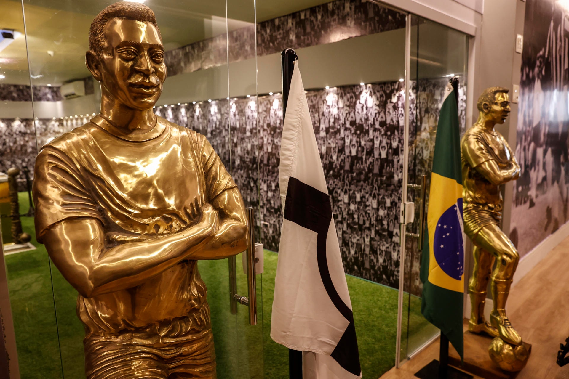 Một góc lăng mộ, nơi yên nghỉ của huyền thoại bóng đá Pelé tại Santos, Brazil. Ảnh: EFE/Sebastiao Moreira