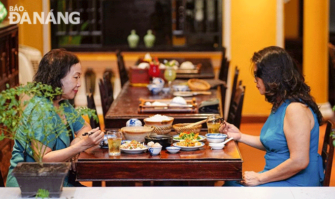 Nhiều thực khách tìm thấy hương vị cơm nhà tại nhà hàng Mr.Anh. Ảnh: H.L