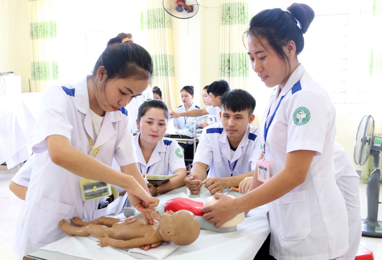Một giờ thực hành của sinh viên y dược. Ảnh: TTXVN