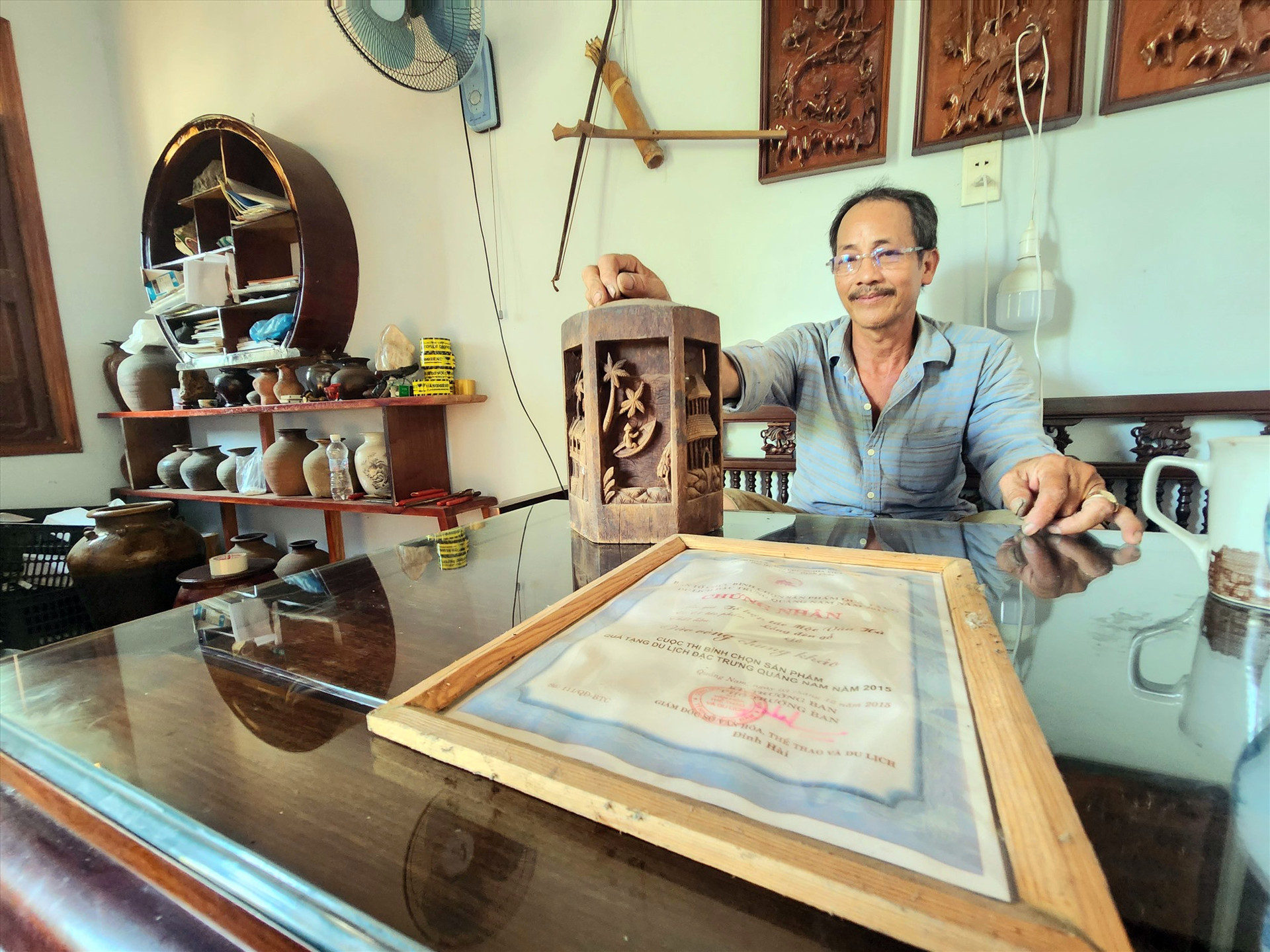 Ông Phạm Miên đã giã từ nghề mộc 3 năm nay ngồi kể chuyện bên những dấu ấn một thời vàng son với nghề. Ảnh: Q.T