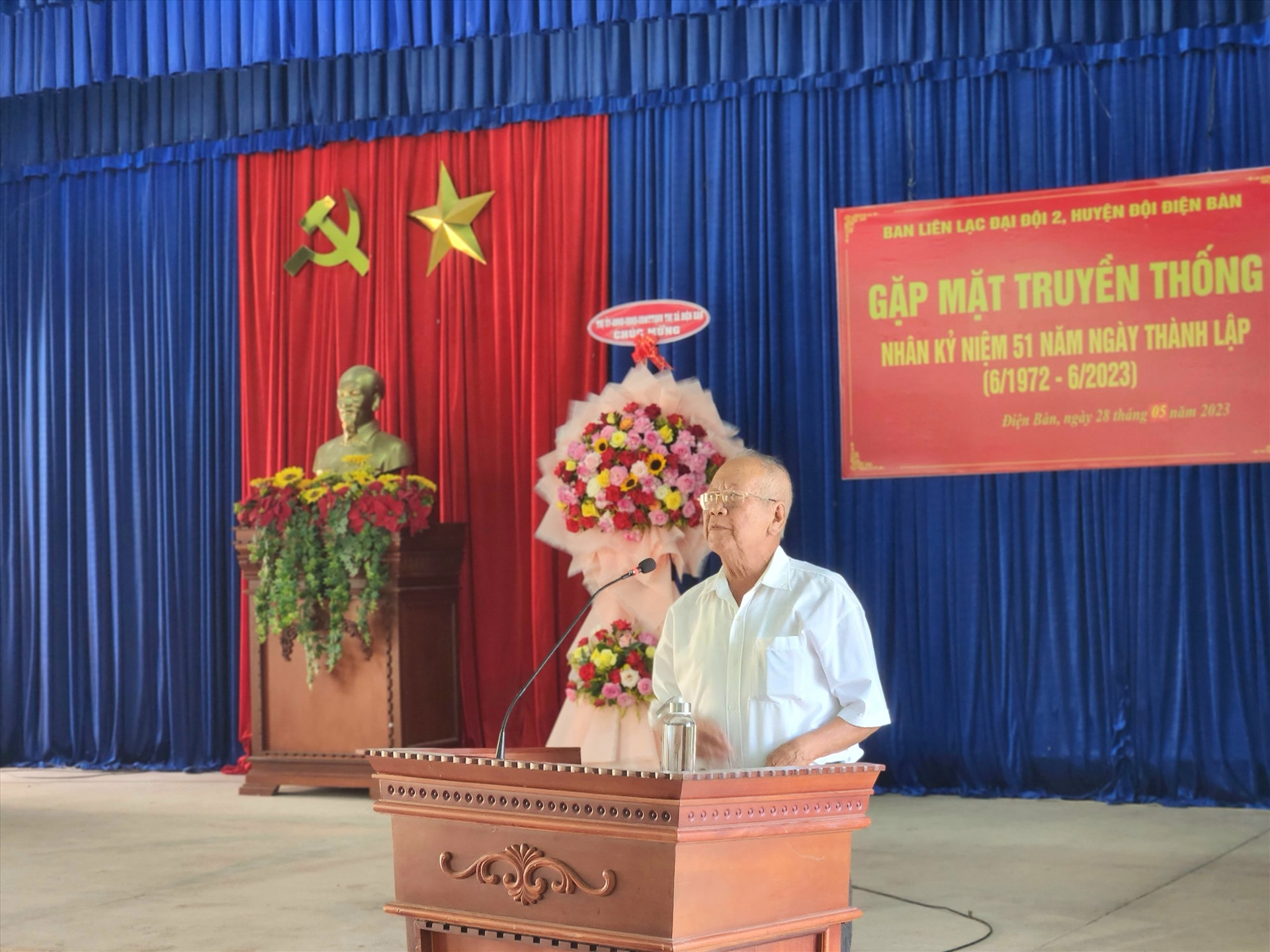 Ông Nguyễn Cây - nguyên Đại đội trưởng Đại đội 2, Huyện đội Điện Bàn phát biểu ôn lại kỷ niệm trong buổi gặp mặt. Ảnh: Q.T