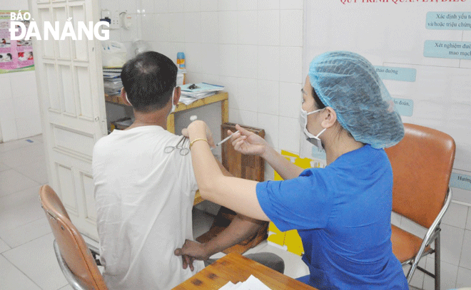 Hoạt động tiêm chủng giúp chủ động phòng ngừa dịch bệnh. Trong ảnh: Người dân đến tiêm phòng ngừa uốn ván tại Trung tâm Kiểm soát bệnh tật (CDC) Đà Nẵng. Ảnh: P.C