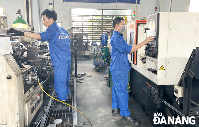 Tăng liên kết doanh nghiệp để thúc đẩy ngành cơ khí thành phố phát triển. Trong ảnh: Công nhân sản xuất tại Công ty TNHH Thương mại - Dịch vụ và Sản xuất Huỳnh Đức. Ảnh: M.Q