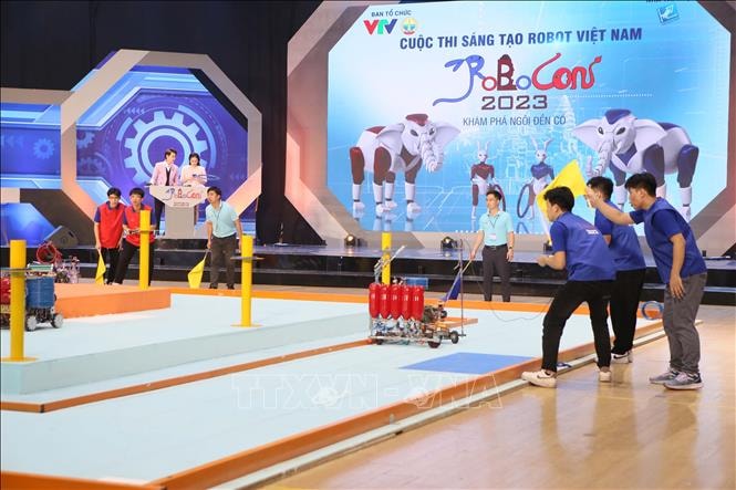 Một số tình huống thi đấu giữa các đội tại vòng chung kết Cuộc thi Robocon Việt Nam 2023.