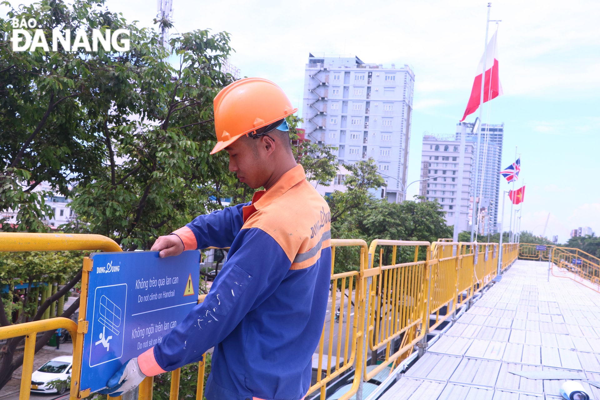Các khán đài được Ban tổ chức trang bị các bảng cảnh báo, bảo đảm an toàn cho người dân và du khách trong lễ hội DIFF.