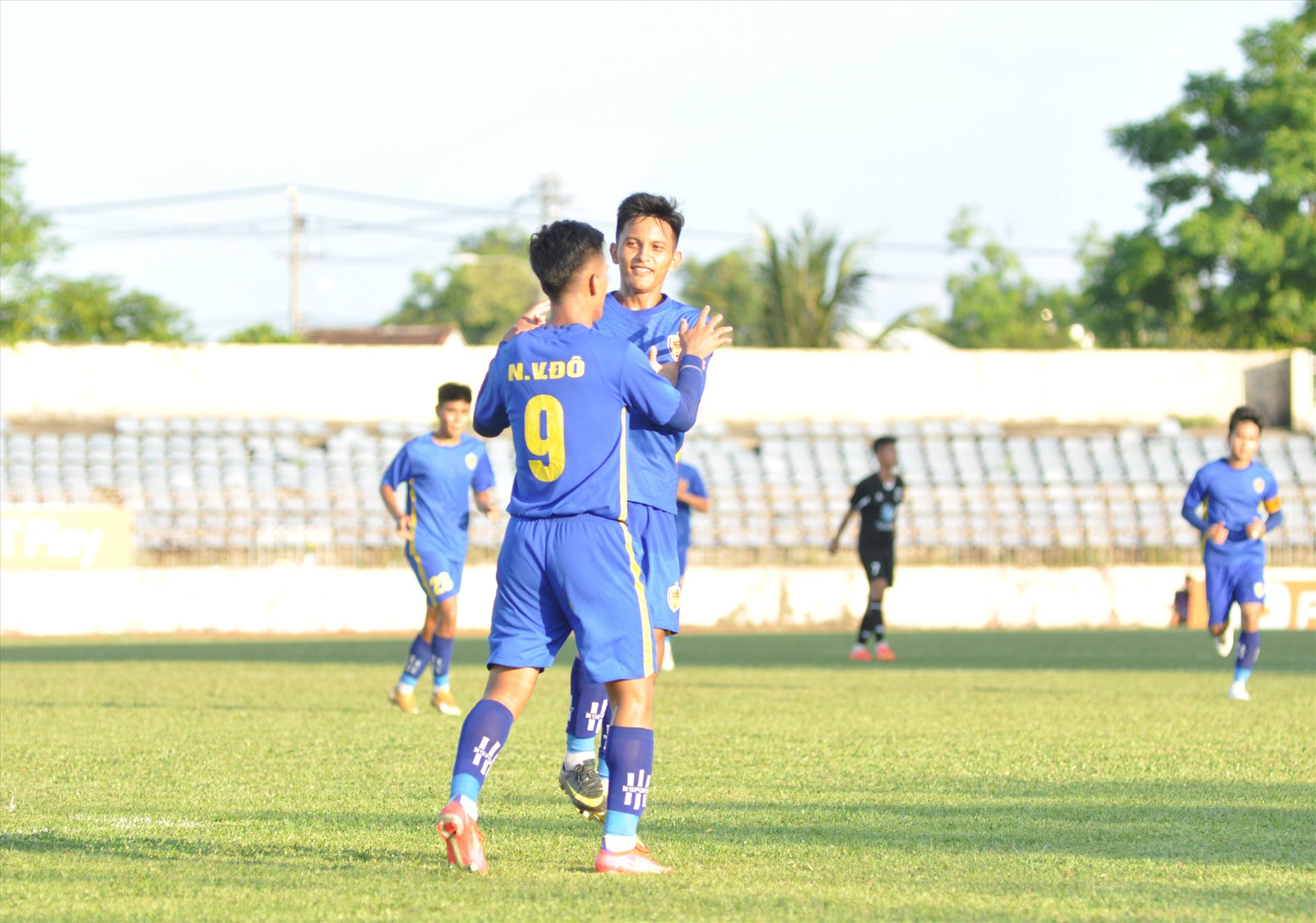 Nguyễn Văn Đô (số 9) được đồng đội chia vui sau khi ghi bàn thắng. Ảnh:A.S