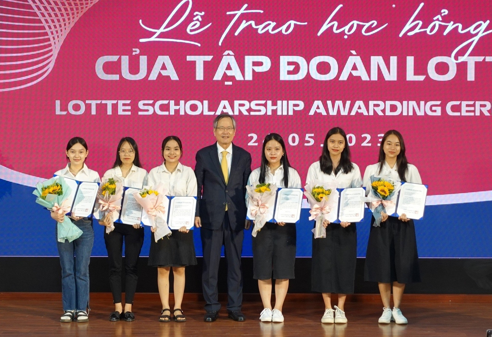 Đại diện Quỹ Lotte Scholarship Foundation trao học bổng cho các SV ĐHĐN tiêu biểu (đợt 1) Ảnh TC