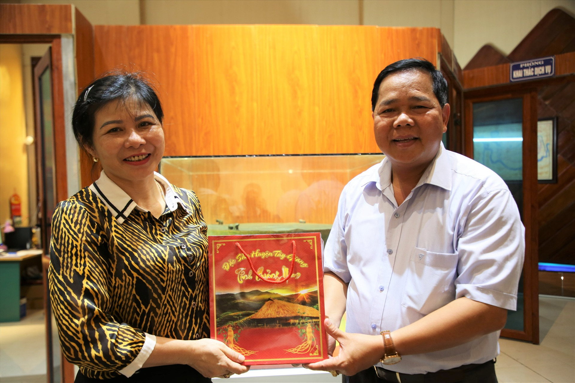 Bí thư Huyện ủy Tây Giang - Bh'ling Mia tặng món quà sảtn vật của địa phương cho đại diện Ban Quản lý Khu di tích Quốc gia đặc biệt Lam Kinh. Ảnh: A.N