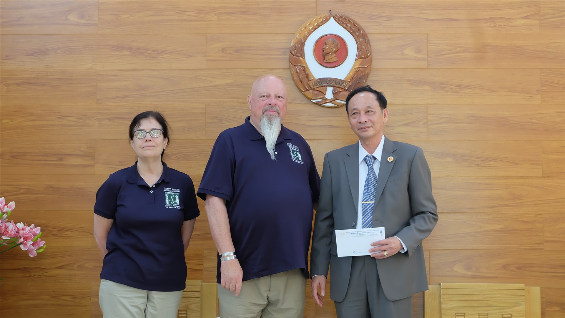 Tổ chức VVA thăm và tặng quà cho Hội Cựu chiến binh tỉnh Quảng Nam. Ảnh: L.N