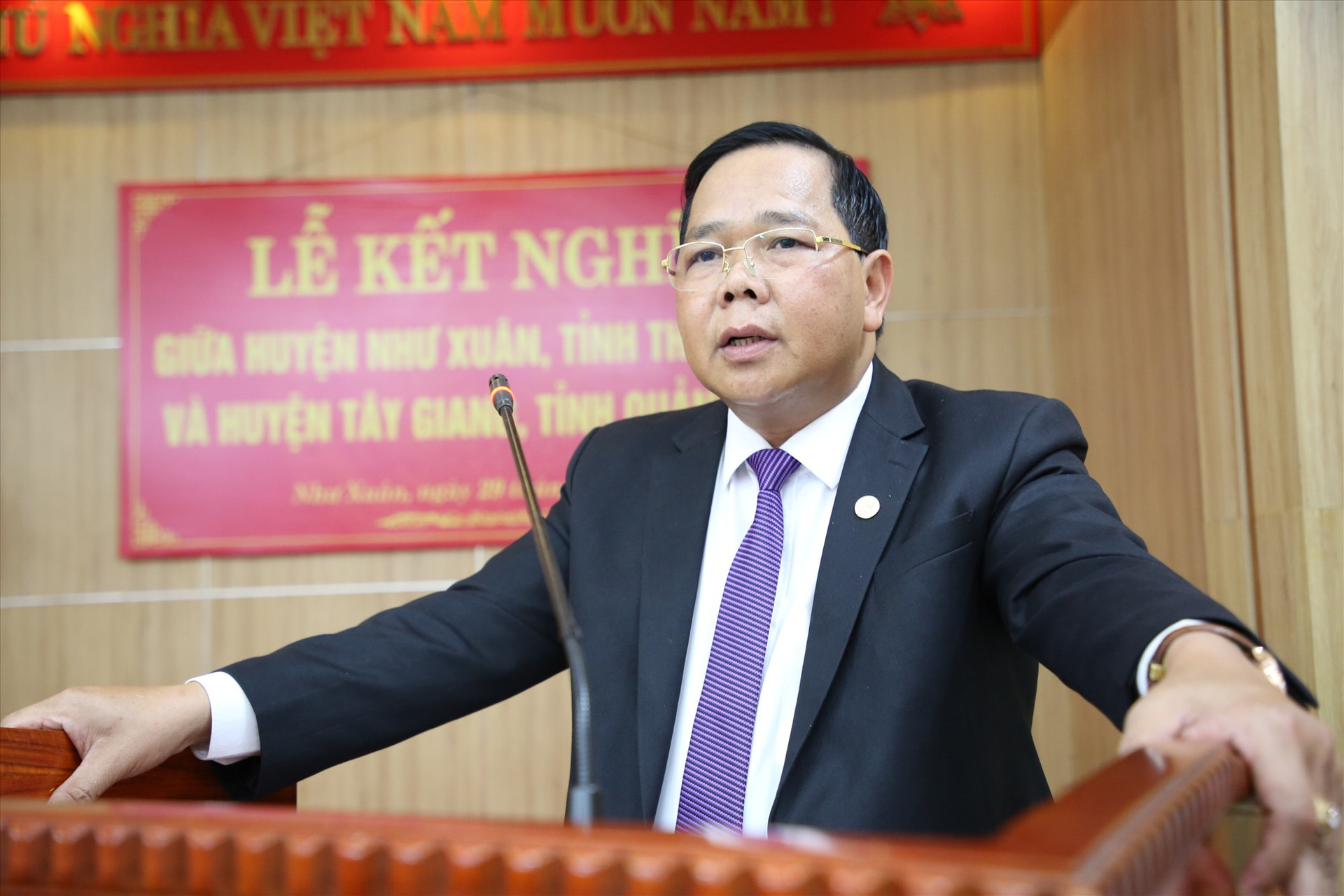 Bí thư Huyện ủy Tây Giang Bh'ling Mia phát biểu tại lễ ký kết. Ảnh: A.N