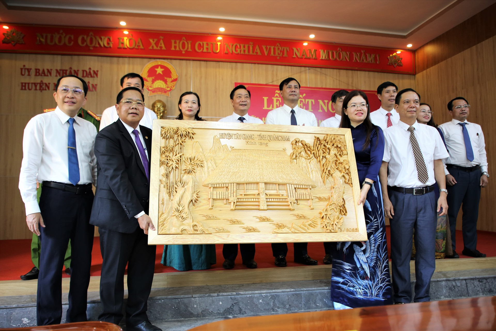 Đoàn công tác của huyện Tây Giang trao quà cho huyện Như Xuân nhân dịp kết nghĩa giữa 2 địa phương. Ảnh: A.N