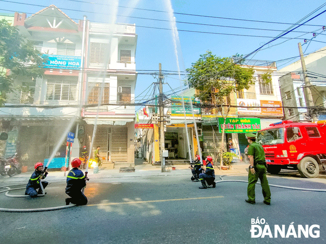 UBND phường Hòa Khê phối hợp Đội Cảnh sát Phòng cháy, chữa cháy và cứu nạn, cứu hộ Công an quận Thanh Khê diễn tập phương án chữa cháy và cứu hộ tại khu dân cư Thanh Khê 1 vào tháng 4-2023. Ảnh: N.Q