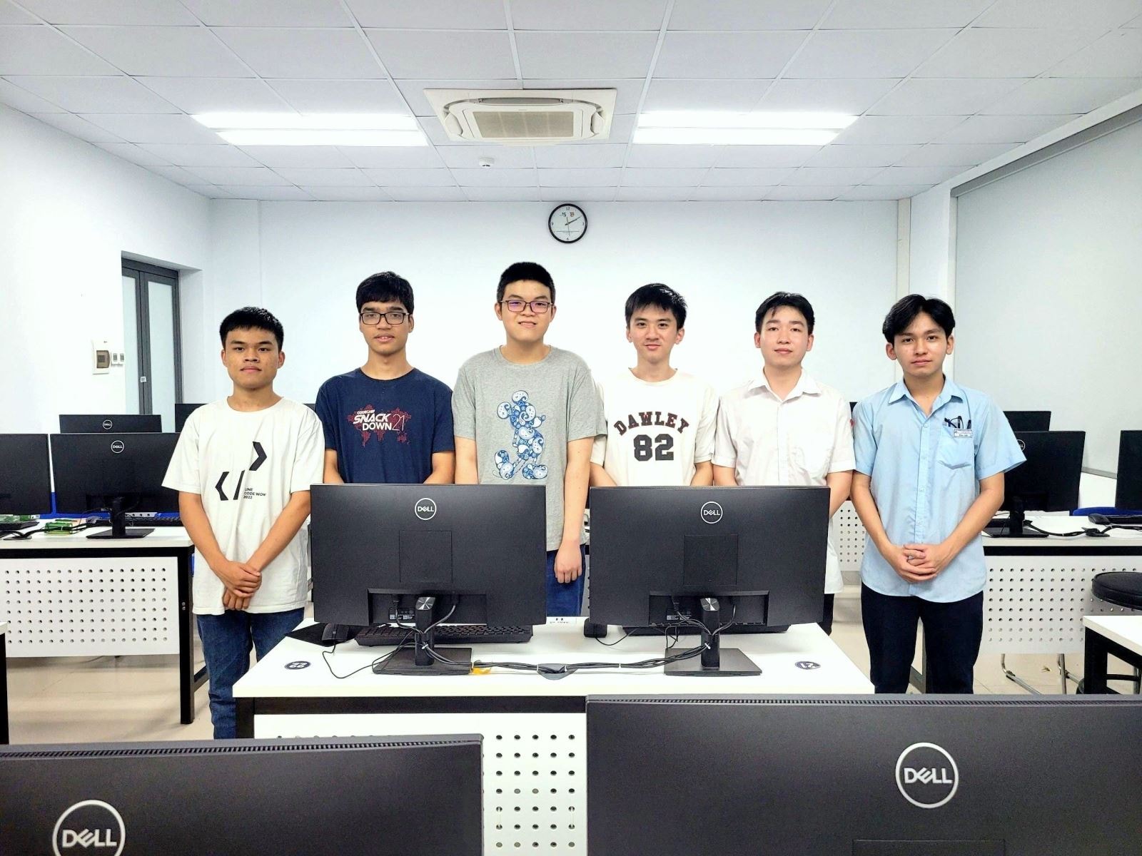 6 học sinh đoạt huy chương tại Olympic Tin học Châu Á Thái Bình Dương. Từ trái qua phải: em Trần Xuân Bách, em Phạm Công Minh, em Nguyễn Ngọc Đăng Khoa, em Trần Vinh Khánh, em Nguyễn Đức Thắng, em Lê Ngọc Bảo Anh. Ảnh: moet.gov.vn