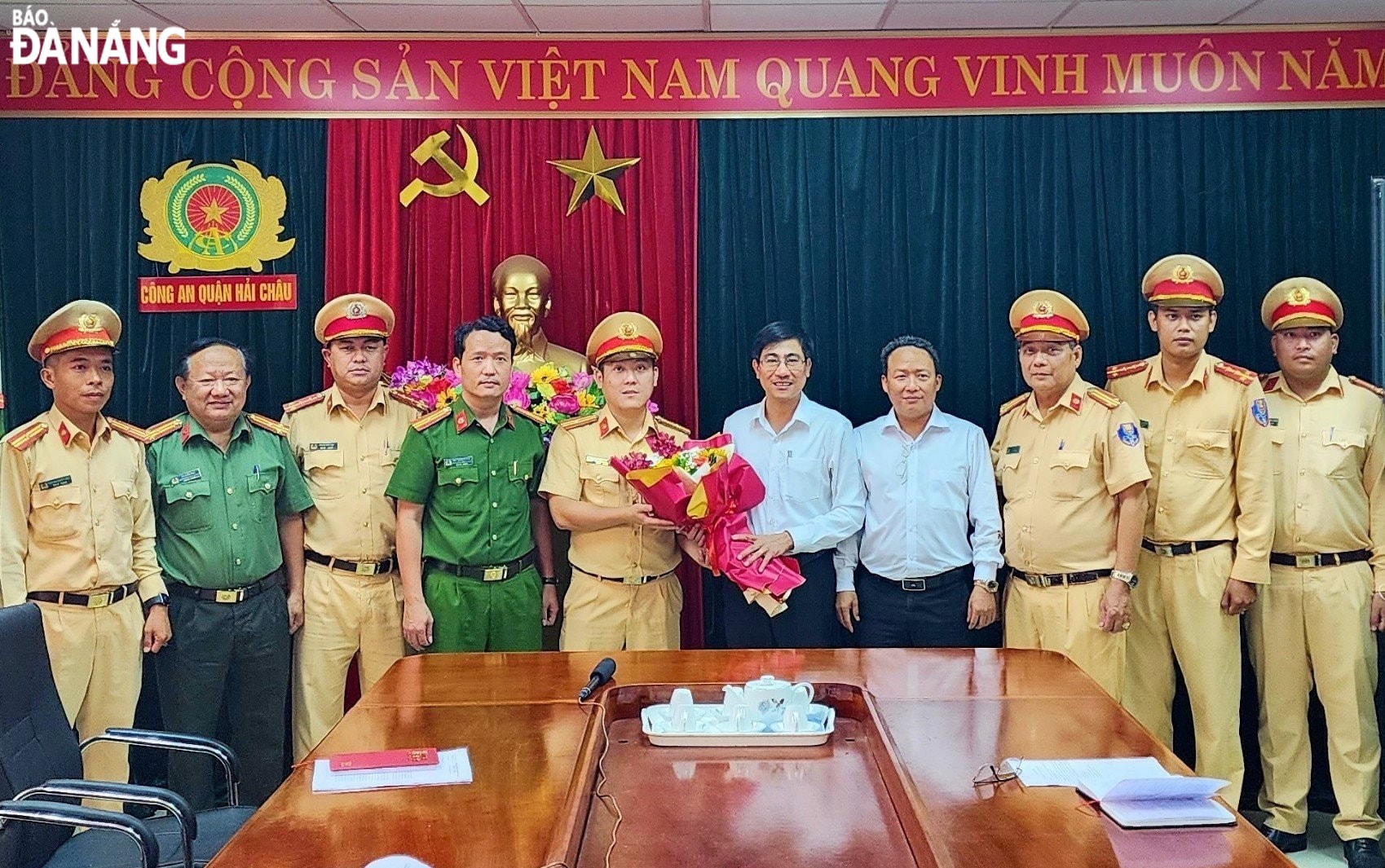 Lãnh đạo quận Hải Châu biểu dương, thưởng nóng tổ công tác của Công an quận Hải Châu. Ảnh: L.H