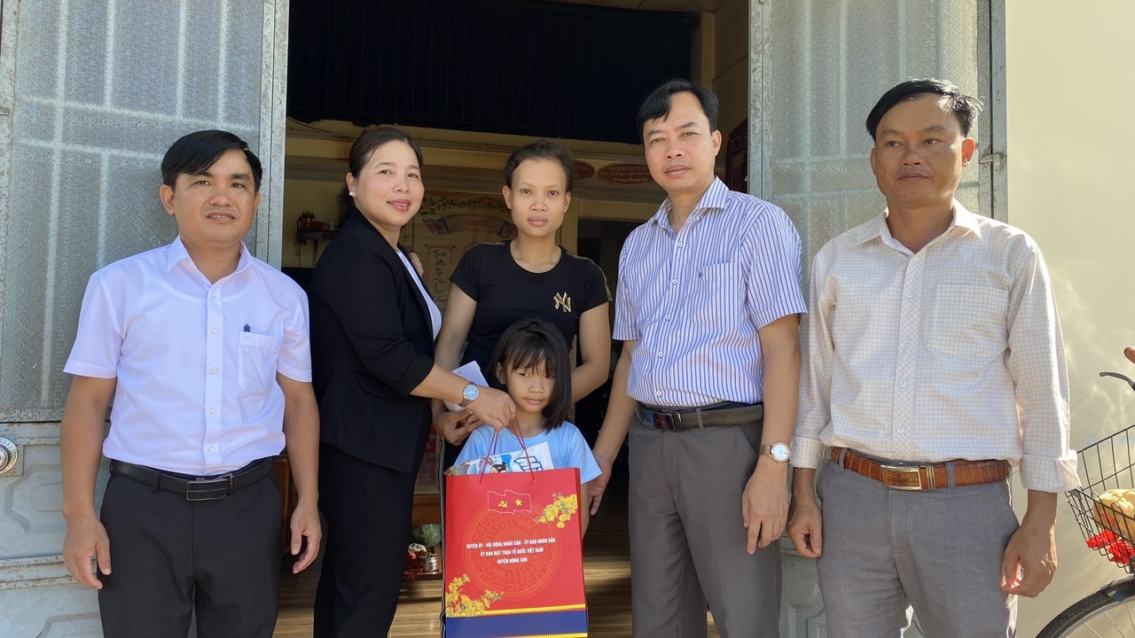 Lãnh đạo huyện Nông Sơn trao quà cho trẻ em nhân ngày 1.6. Ảnh: N.P