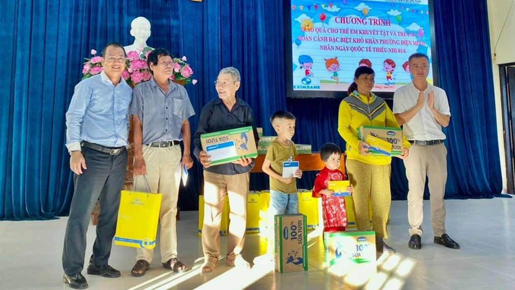 Các nhà tài trợ đã tặng 40 suất quà trị giá 500 ngàn đồng/suất cho các trẻ em khó khăn ở Điện Minh. Ảnh: Đ.Y
