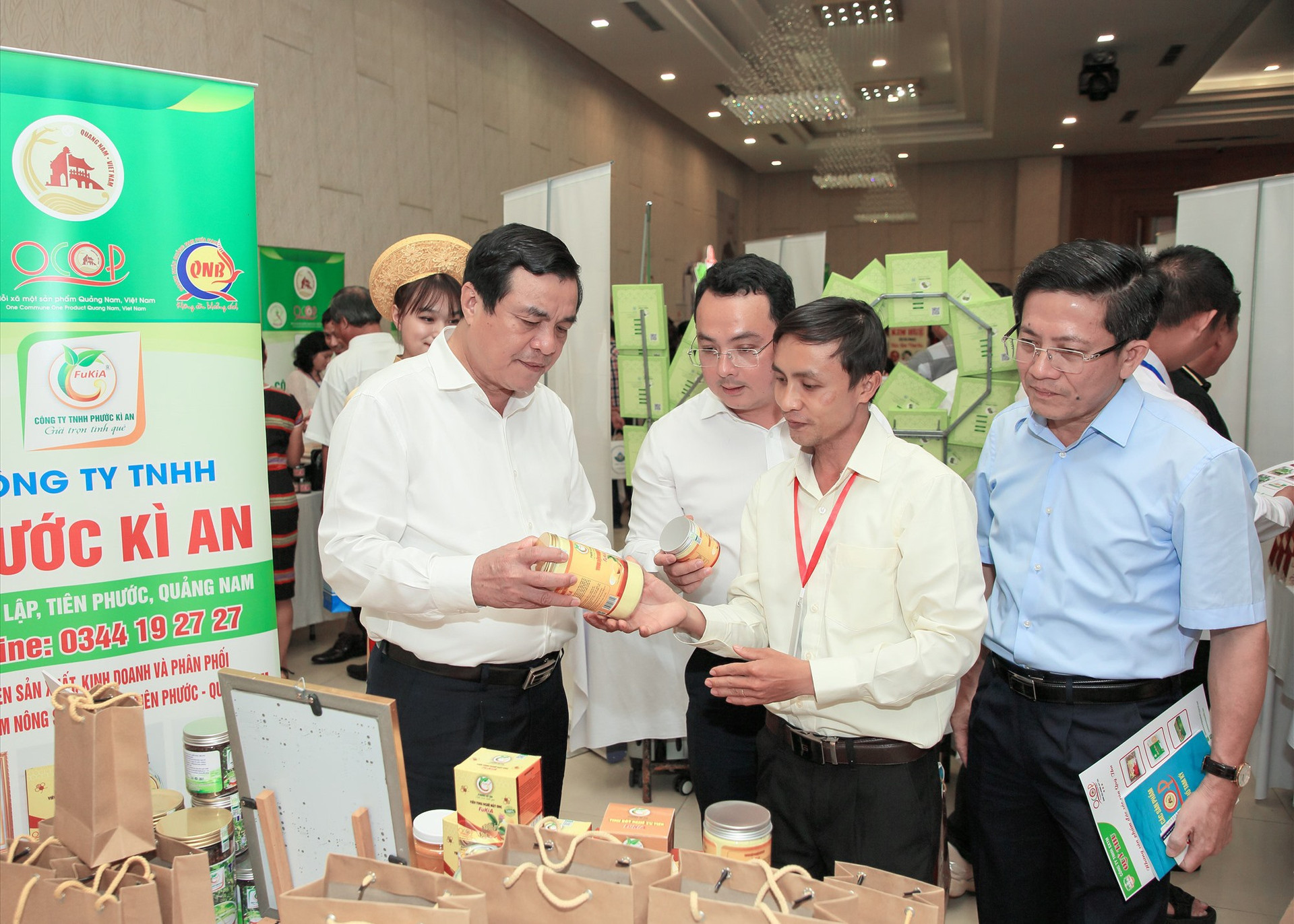 Bí thư Tỉnh ủy Phan Việt Cường xem mẫu mã sản phẩm OCOP tại một hội chợ