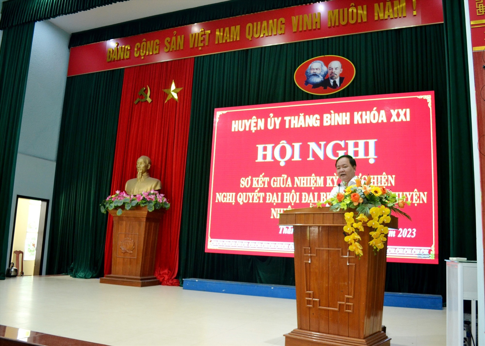 Phó Chủ tịch UBND tỉnh Nguyễn Hồng Quang yêu cầu huyện Thăng Bình huy động mọi nguồn lực để phát triển kết cấu hạ tầng đồng bộ. Ảnh: VIỆT QUANG