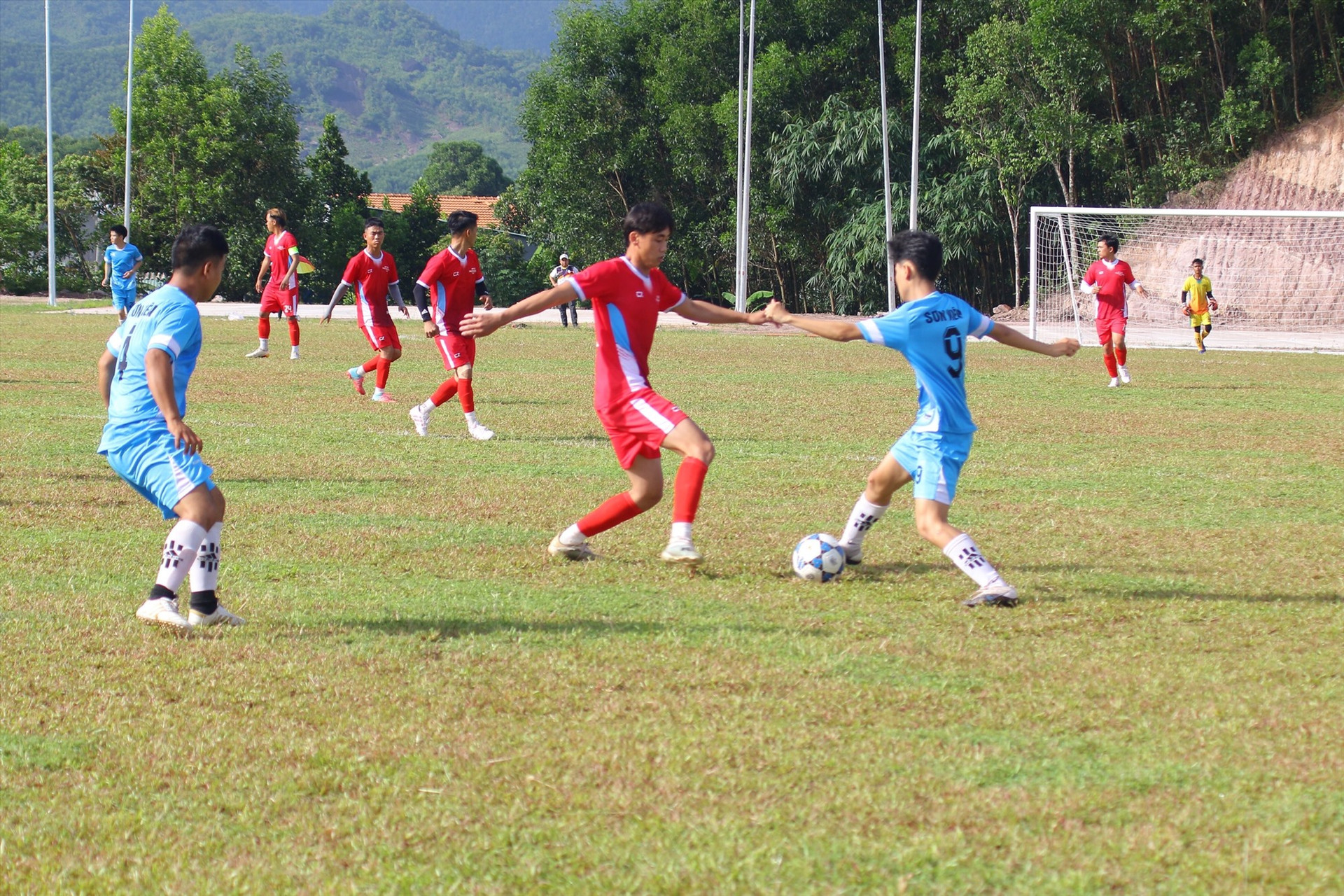 Một pha tranh bóng gay cấn trong giải bóng đá nam vô địch huyện Nông Sơn. Ảnh: Quang Thơm