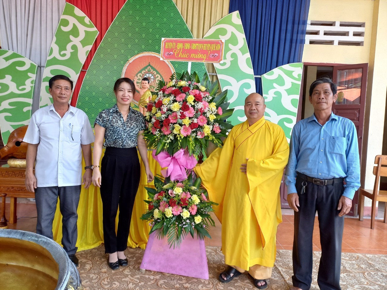 Lãnh đạo huyện Quế Sơn thăm, chúc mừng Ban Trị sự Giáo hội Phật giáo huyện. Ảnh: DUY THÁI