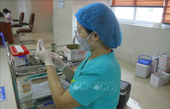 Vaccine phòng COVID-19 vẫn là biện pháp phòng bệnh hiệu quả. Ảnh tư liệu: TTXVN