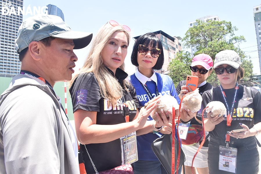 Đơn vị tư vấn Global 2000 thường xuyên sát sao công tác chuẩn bị trận địa páo của 2 đội.