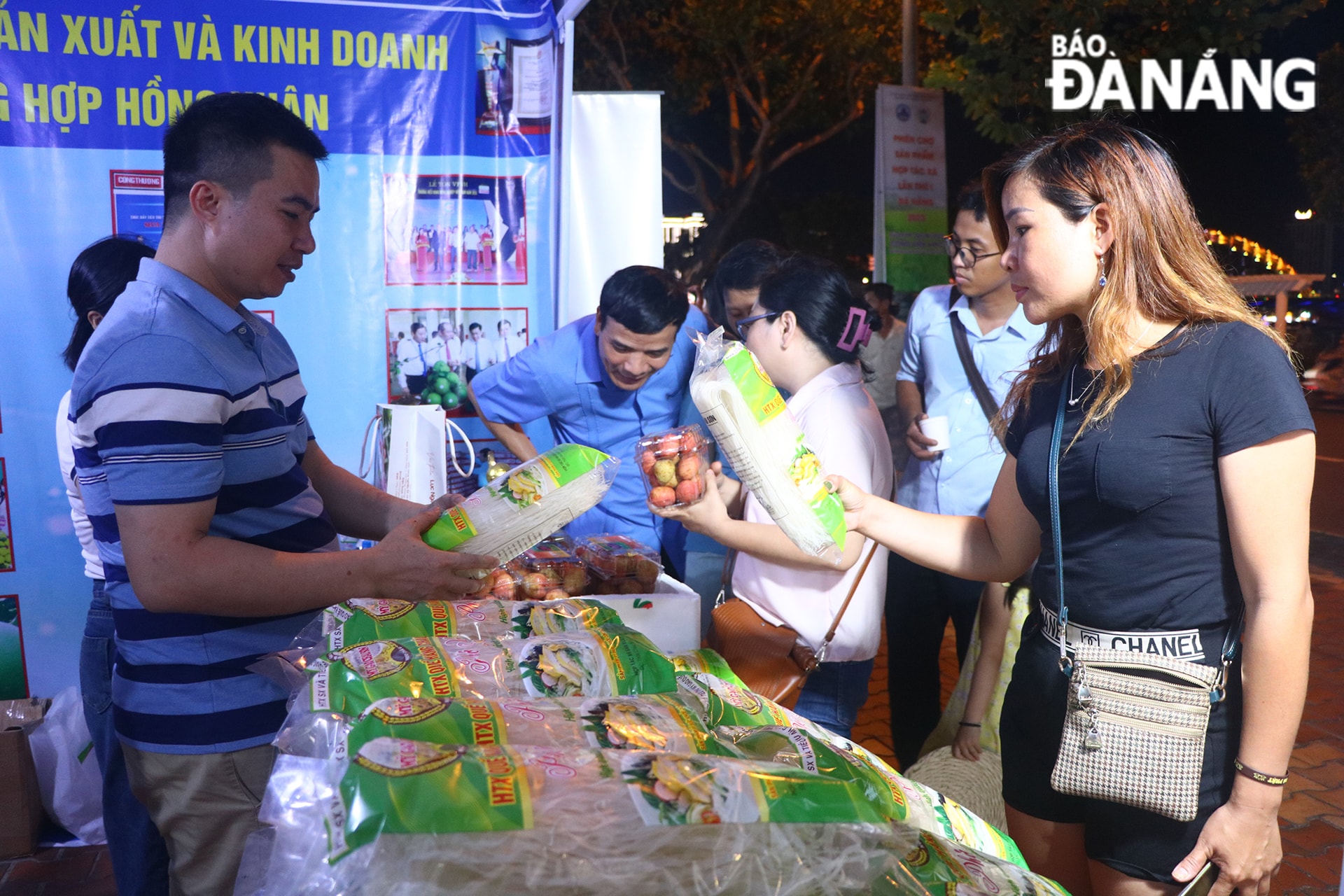 Người dân tham quan, mua sắm các sản phẩm OCOP, đặc sản vùng miền tại phiên chợ. Ảnh: VĂN HOÀNG