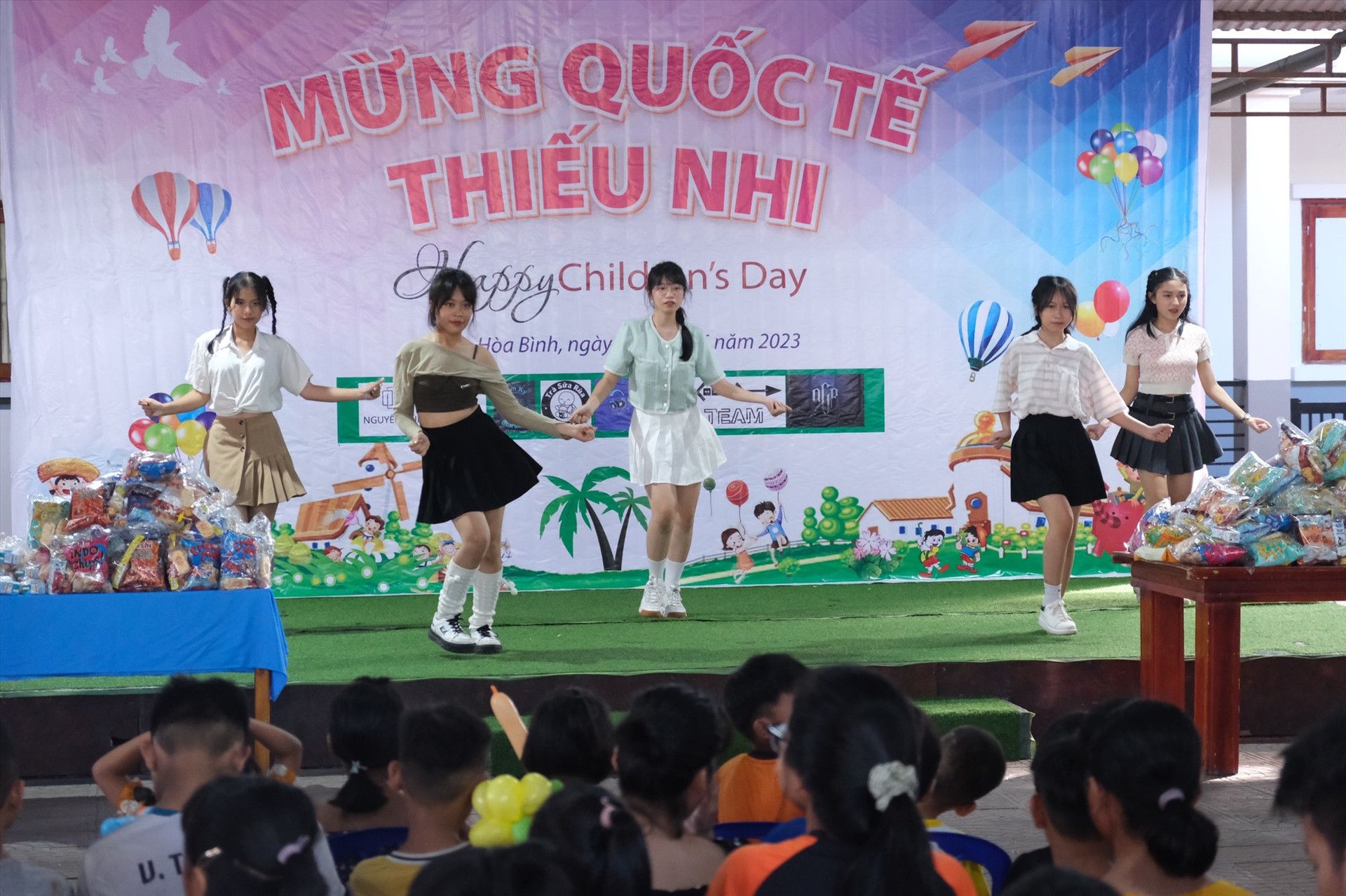 CLB tổ chức chương trình giao lưu văn nghệ tại Làng Hòa Bình (Phú Ninh). Ảnh: B.H