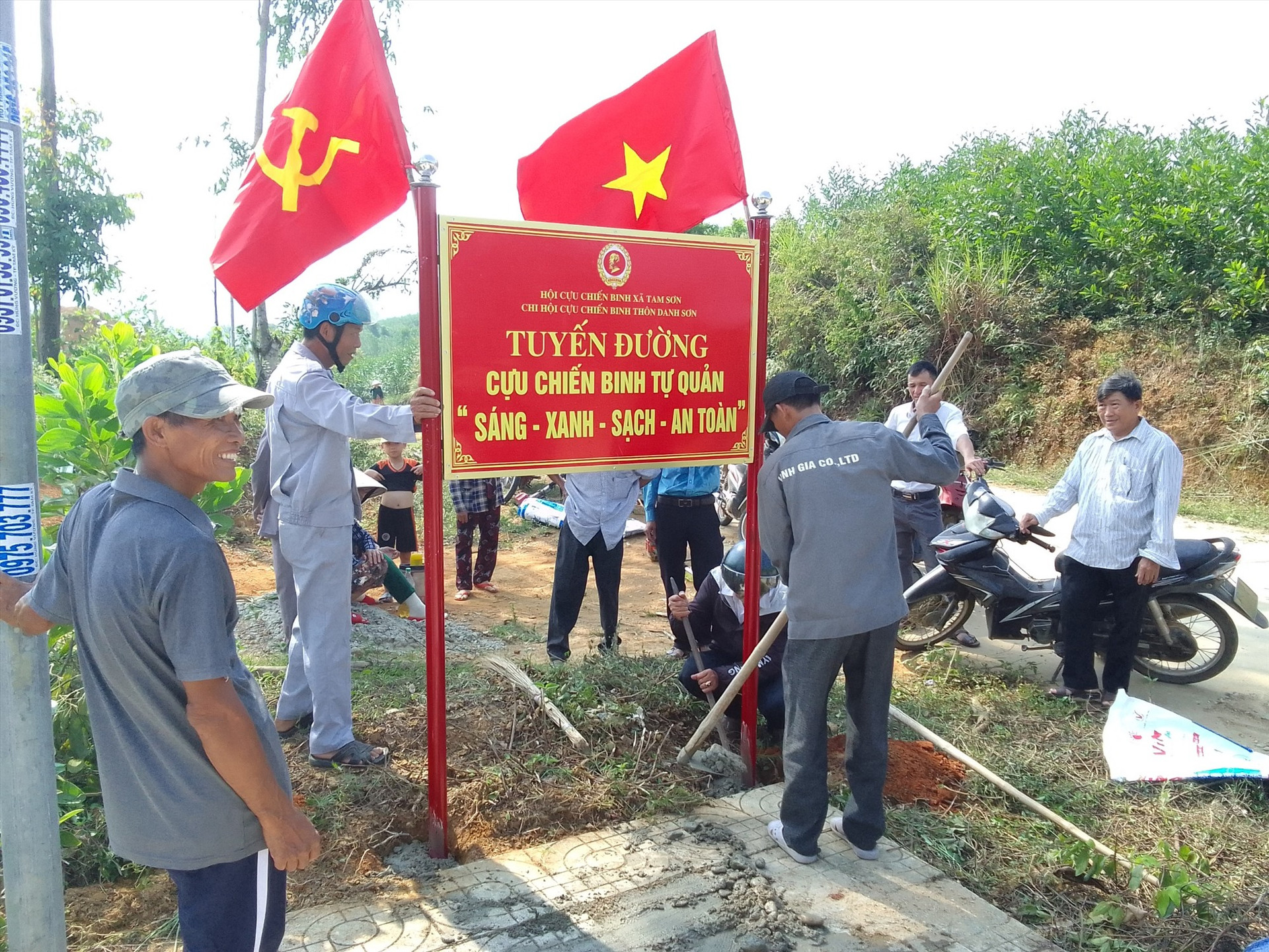 Mỗi thôn của xã Tam Sơn có một tuyến đường CCB tự quản dài khoảng 1km. Ảnh: Q.H