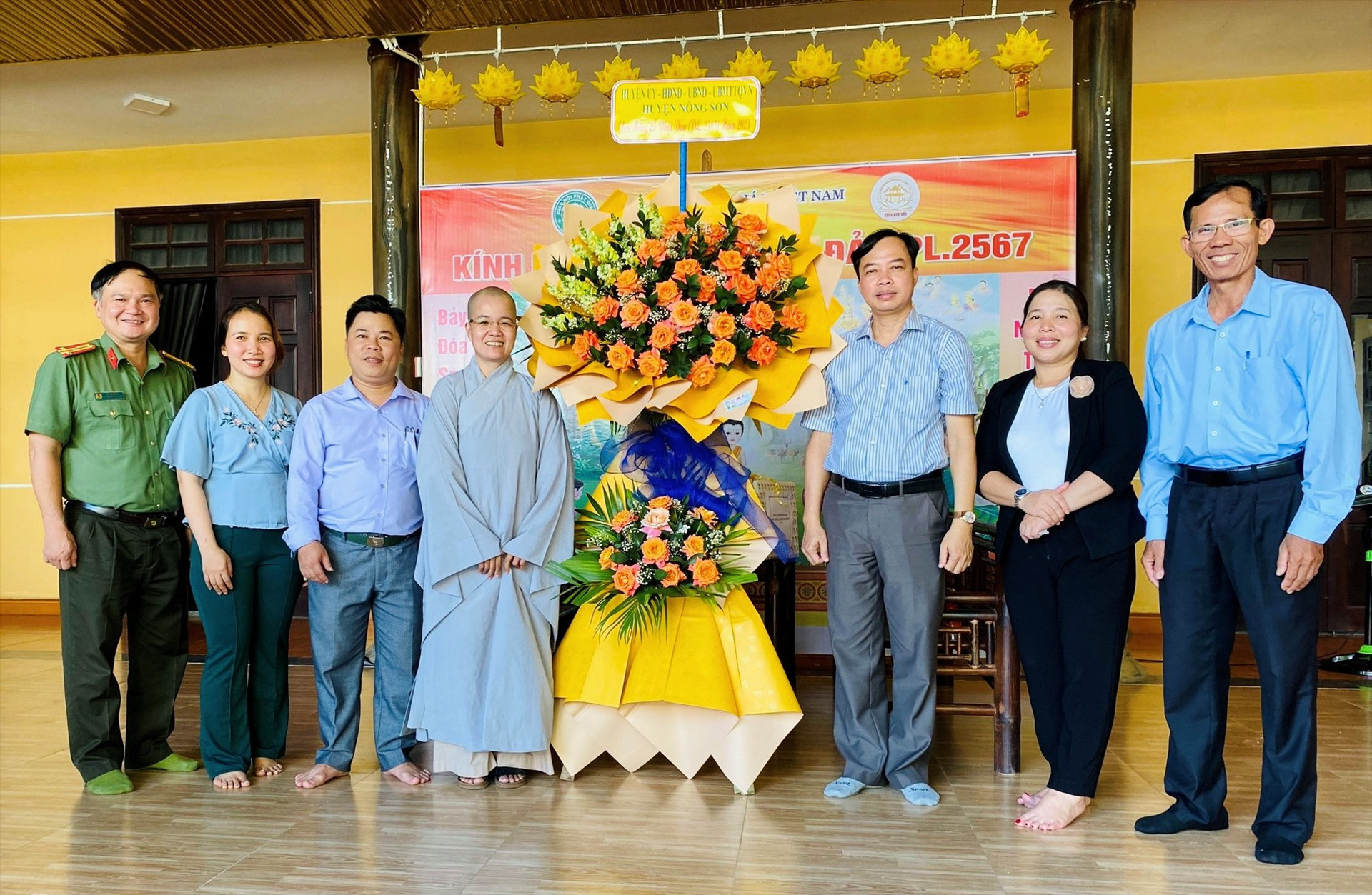 Lãnh đạo huyện Nông Sơn thăm và chúc mừng Đại lễ Phật đản năm 2023 tại chùa Kim Sơn (thị trấn Trung Phước, Nông Sơn). Ảnh: Minh Tâm