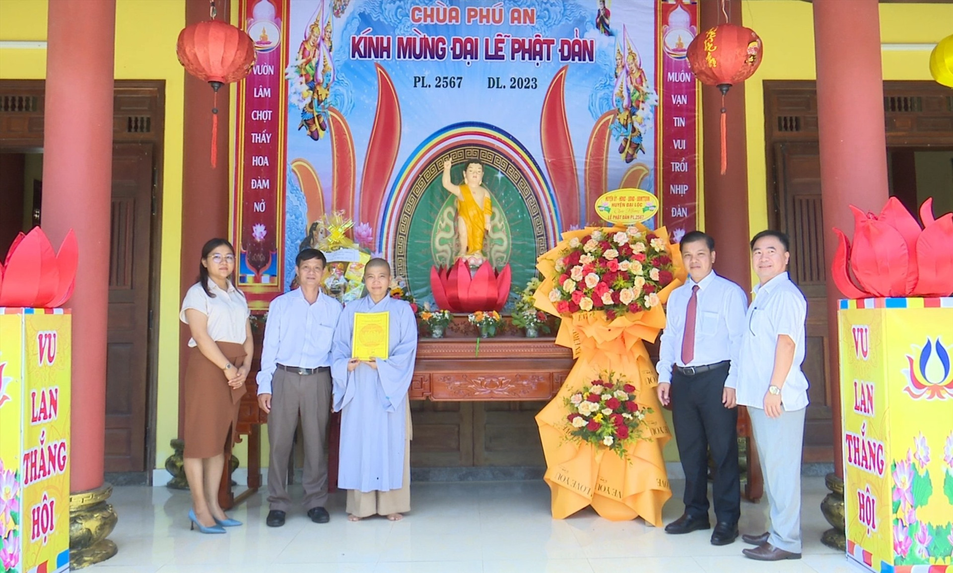 Lãnh đạo huyện thăm các chùa nhân ngày lễ Phật đản. Ảnh: N.D