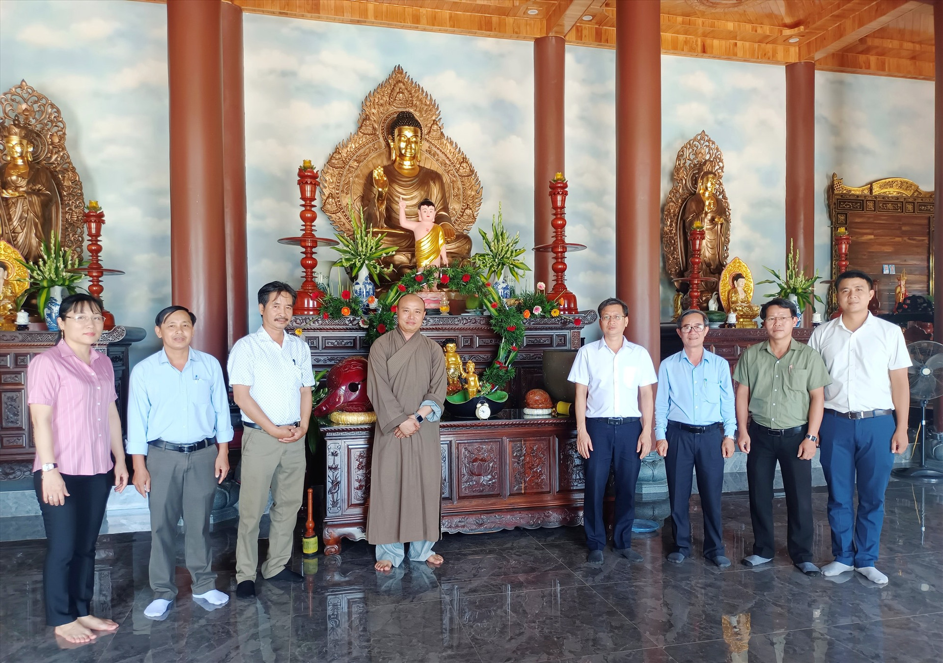 Lãnh đạo huyện Duy Xuyên chúc mừng lễ Phật đản tại Chùa Phước Sơn (xã Duy Hải)
