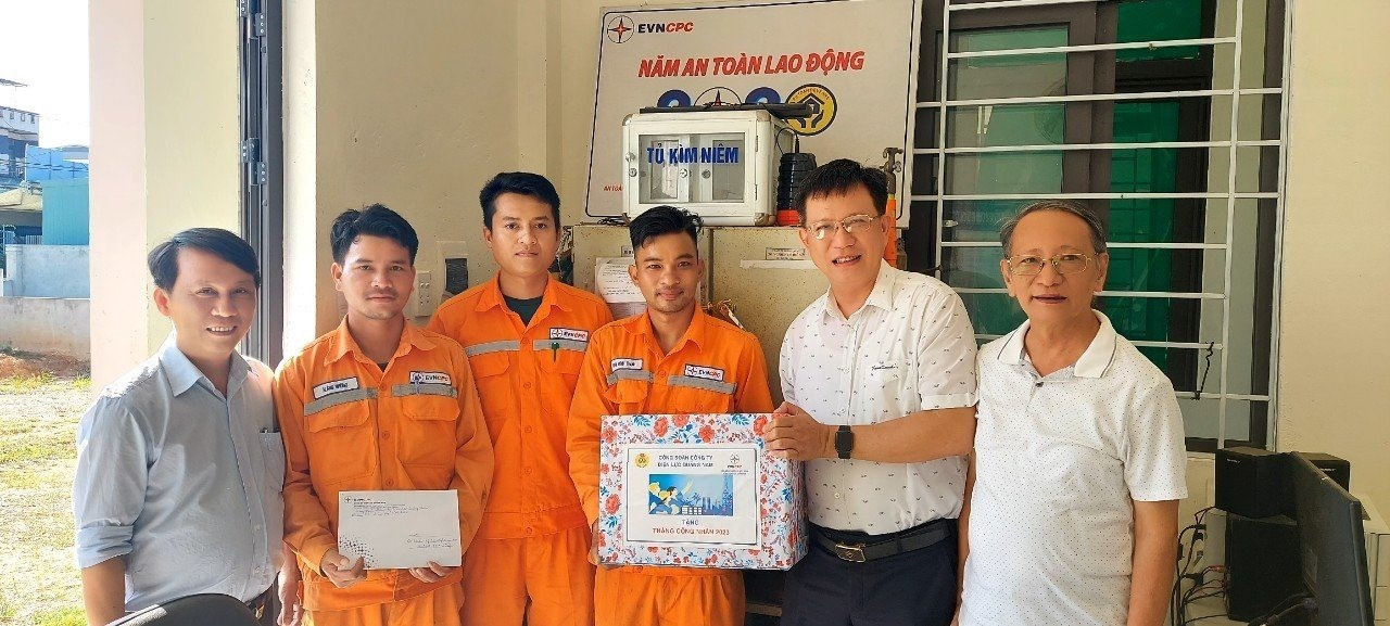 Ông Nguyễn Hữu Khánh - Giám đốc Công ty cùng đoàn công tác đã đến thăm và quà cho CBCNV tại Tổ Quản lý điện tổng hợp Xã Ba (thuộc Điện lực Đông Giang)