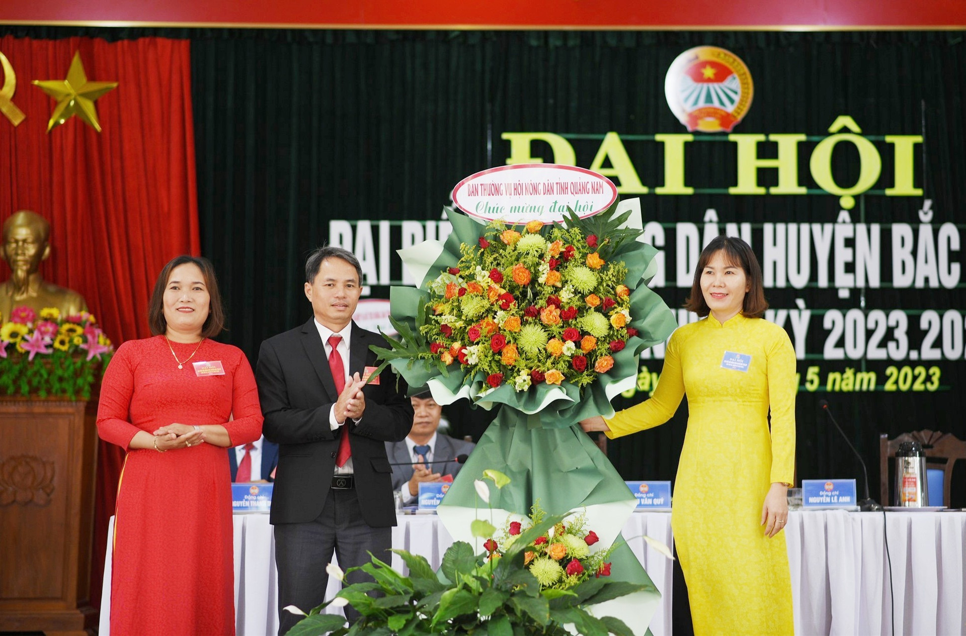 Bà Lê Thị Minh Tâm - Chủ tịch HND tỉnh Quảng Nam tặng hoa chúc mừng Đại hội. ẢNH TÚ VÂN