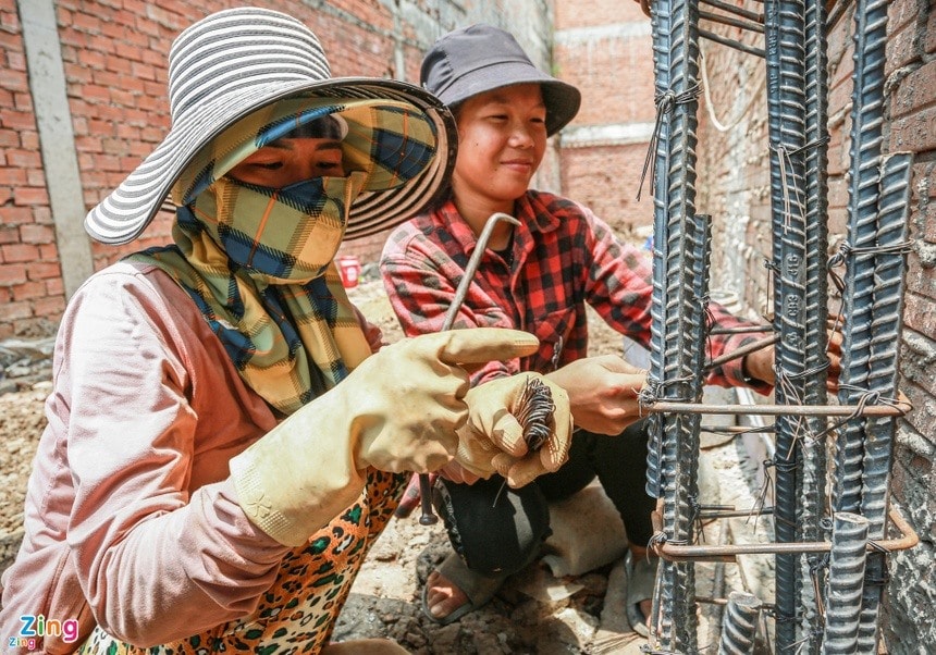 Những người lao động trong mùa nắng nóng cần chú ý thời gian làm việc - nghỉ ngơi để tránh gặp hiện tượng say nắng, say nóng. Ảnh: An Huy.