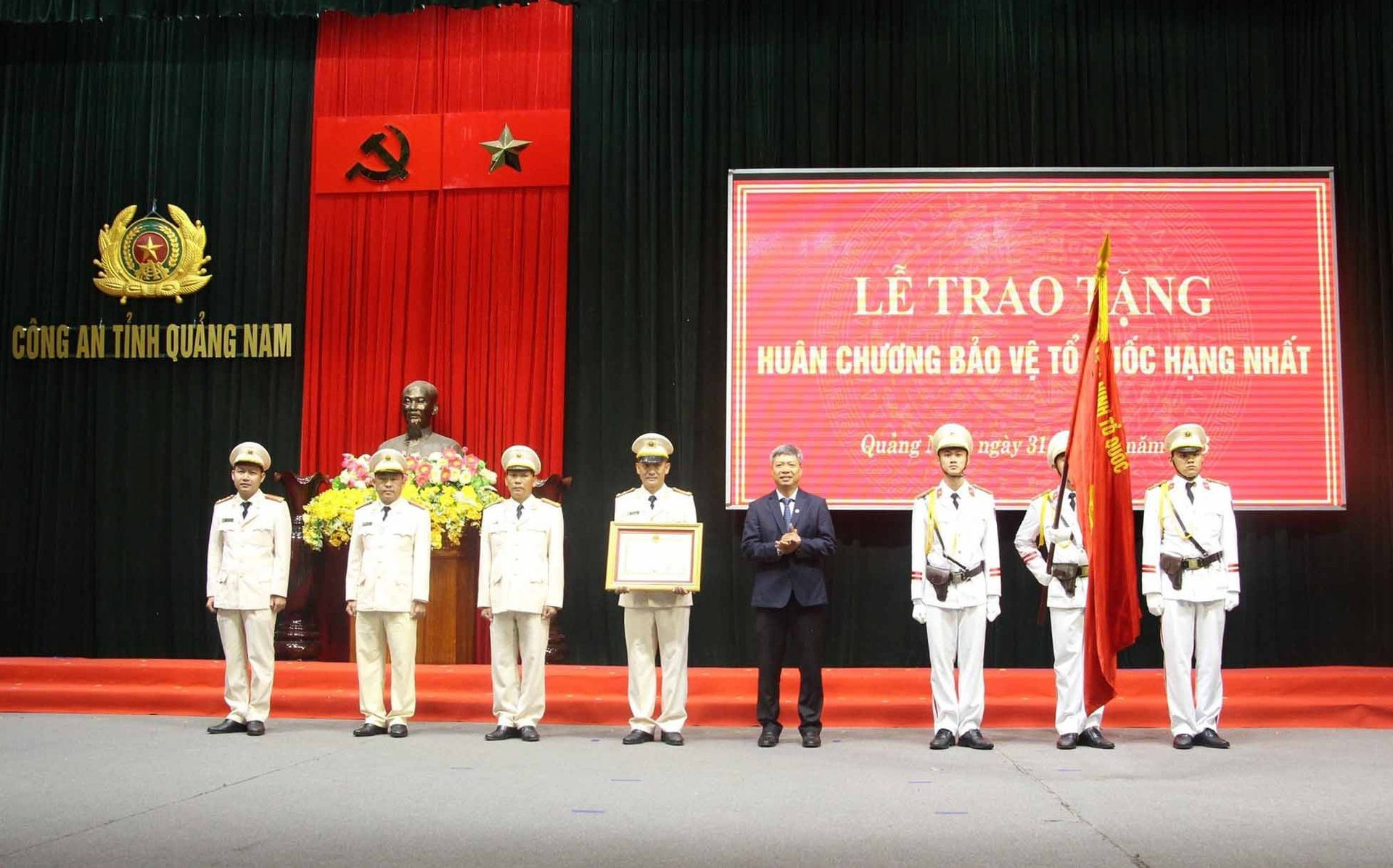 Phó Chủ tịch UBND tỉnh Hồ Quang Bửu thừa ủy quyền trao Huân chương Bảo vệ Tổ quốc hạng Nhất cho Phòng Cảnh sát Hình sự (PC02). Ảnh: T.C