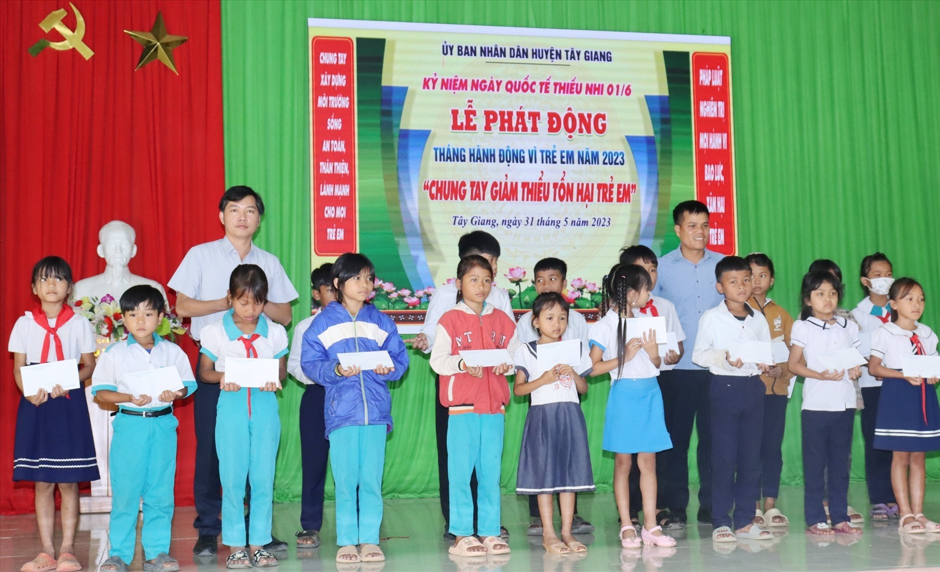 UBND huyện Tây Giang trao tặng học bổng cho học sinh vượt khó học tập. Ảnh H.Thúy