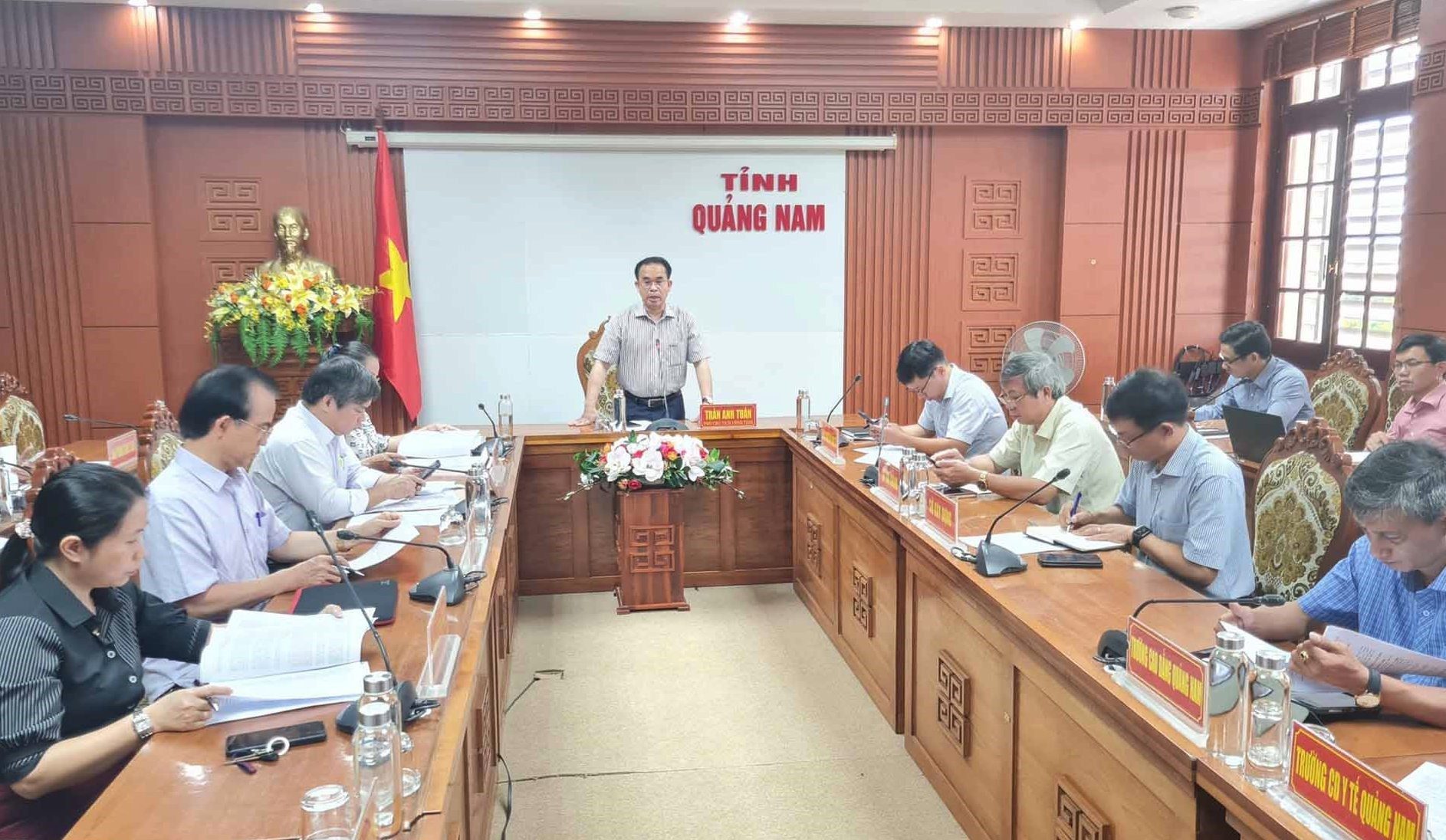 Phó Chủ tịch UBND tỉnh Trần Anh Tuấn chủ trì cuộc họp. Ảnh: D.L