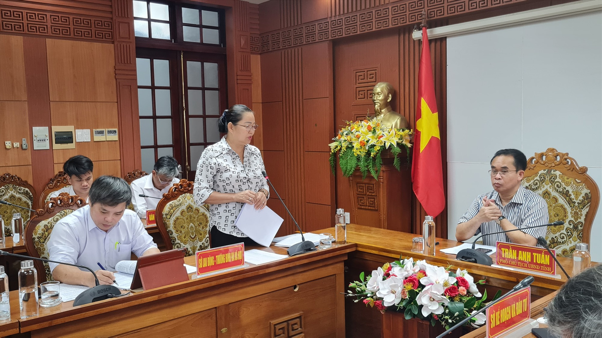 Giám đốc Sở LĐ-TB&XH Trương Thị Lộc nêu ý kiến tại cuộc họp. Ảnh: D.L