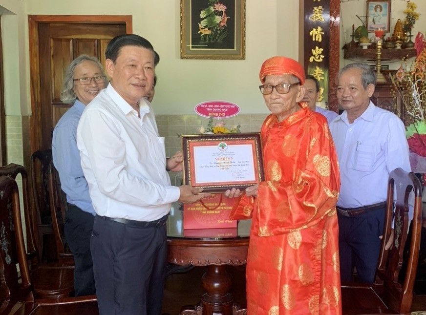 Đồng chí Lê Thái Bình thăm và trao tặng quà cho NCT huyện Duy Xuyên. Ảnh: H.LIÊN