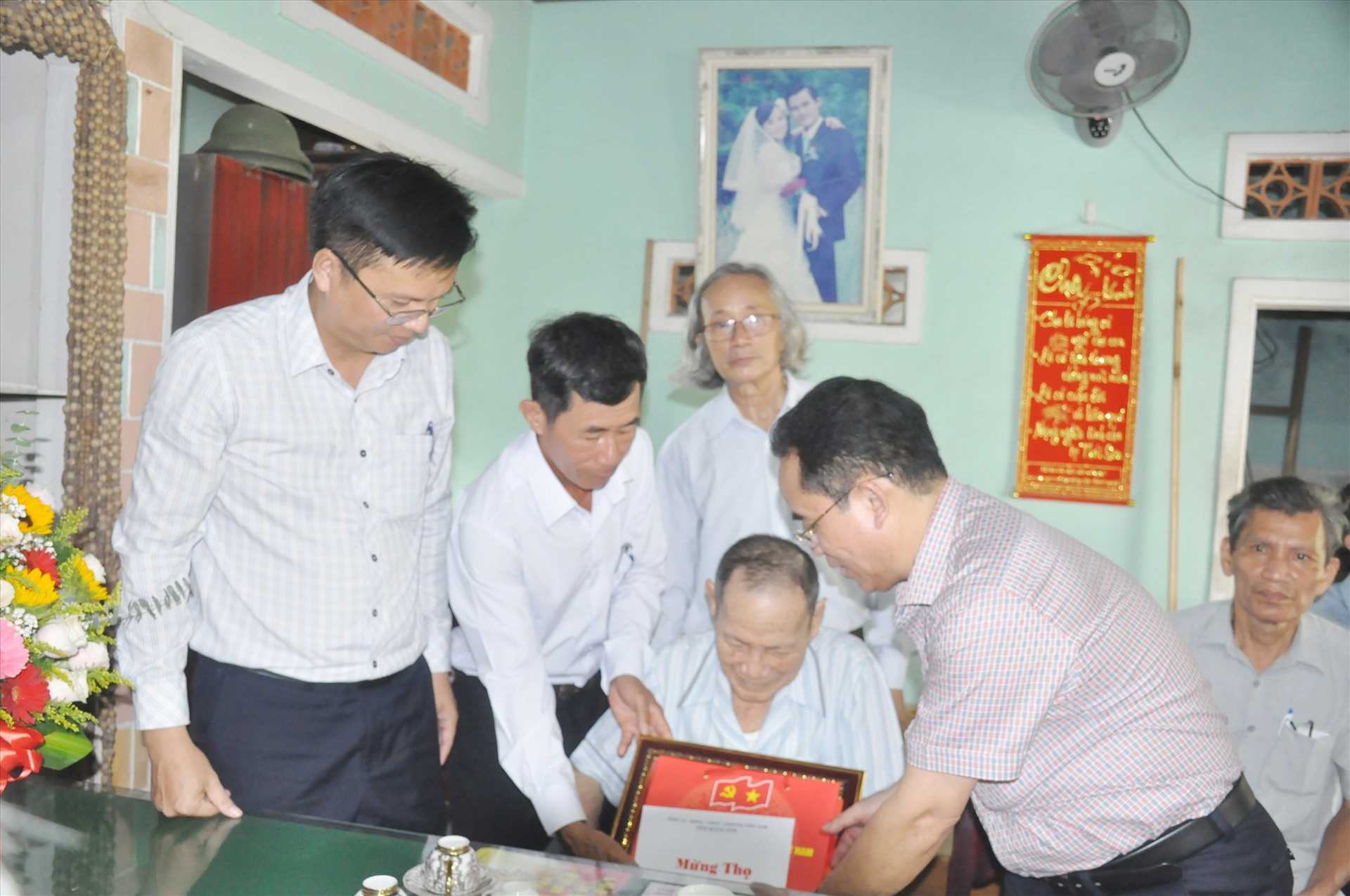 Phó Chủ tịch UBND tỉnh Trần Anh Tuấn tặng quà mừng thọ cụ Trần Minh Yên (thôn Đà Trung, xã Tam Dân) tròn 90 tuổi. Ảnh: N.Đ