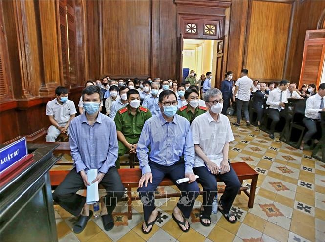 Bị cáo Chu Tiến Dũng (giữa), cựu Tổng giám đốc CNS.