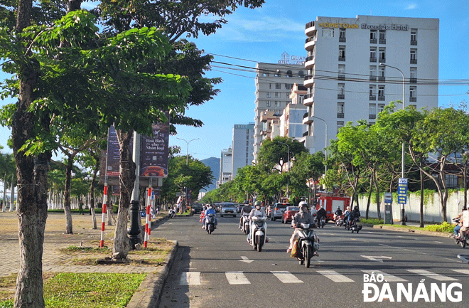 Các khách sạn dọc bờ sông Hàn được du khách lựa chọn nhiều trong các đêm bắn pháo hoa. Ảnh: THU HÀ
