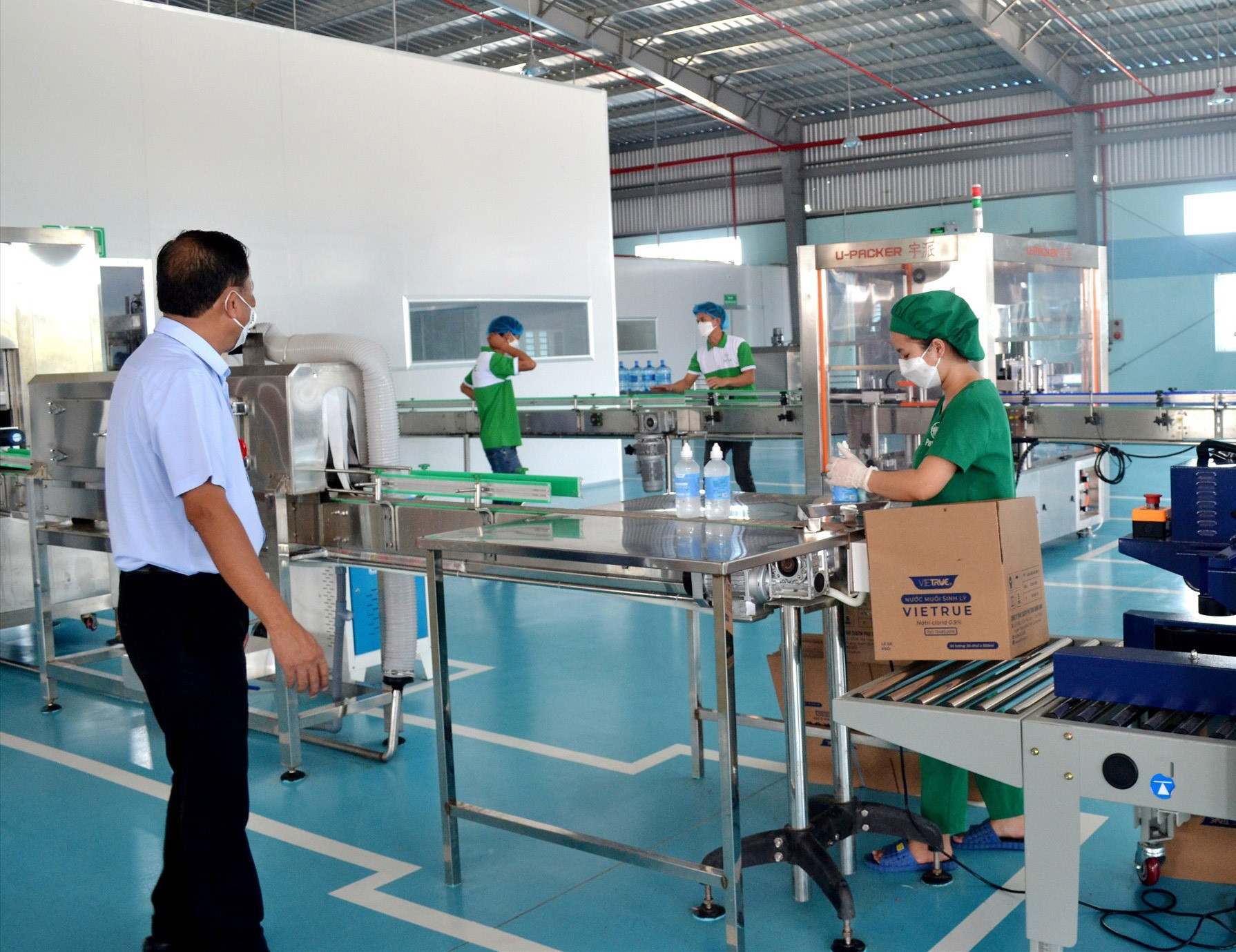 Nhà máy sản xuất trang thiết bị y tế của Công ty TNHH Sản xuất và thương mại Phú Toàn Quảng Nam đi vào hoạt động ở Cụm công nghiệp Hà Lam - Chợ Được (xã Bình Phục). Ảnh: Q.V
