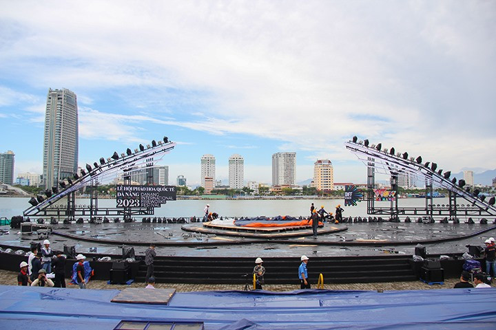 Sân khấu DIFF 2023 đã hoàn thành 100% đảm bảo cho Lễ hội pháo hoa quốc tế Đà Nẵng 2023 diễn ra thành công. Ảnh NTB