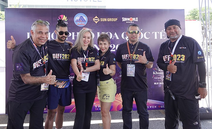 Bà Nadia Shakira Wong (thứ 3 bên phải qua) và các thành viên Công ty Tư vấn pháo hoa Global 2000 tổ chức sự kiện DIFF 2023 chu đáo. Ảnh NTB