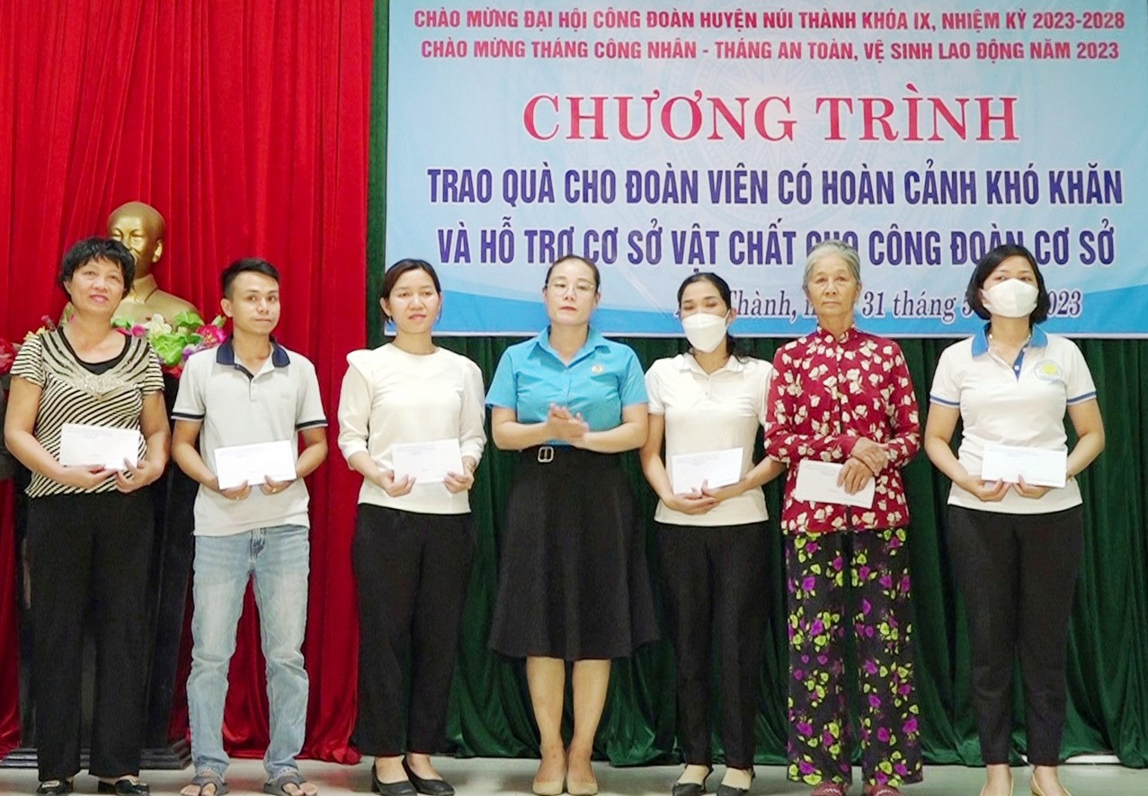 LĐLĐ huyện Núi Thành trao quà cho đoàn viên nhân Tháng công nhân.