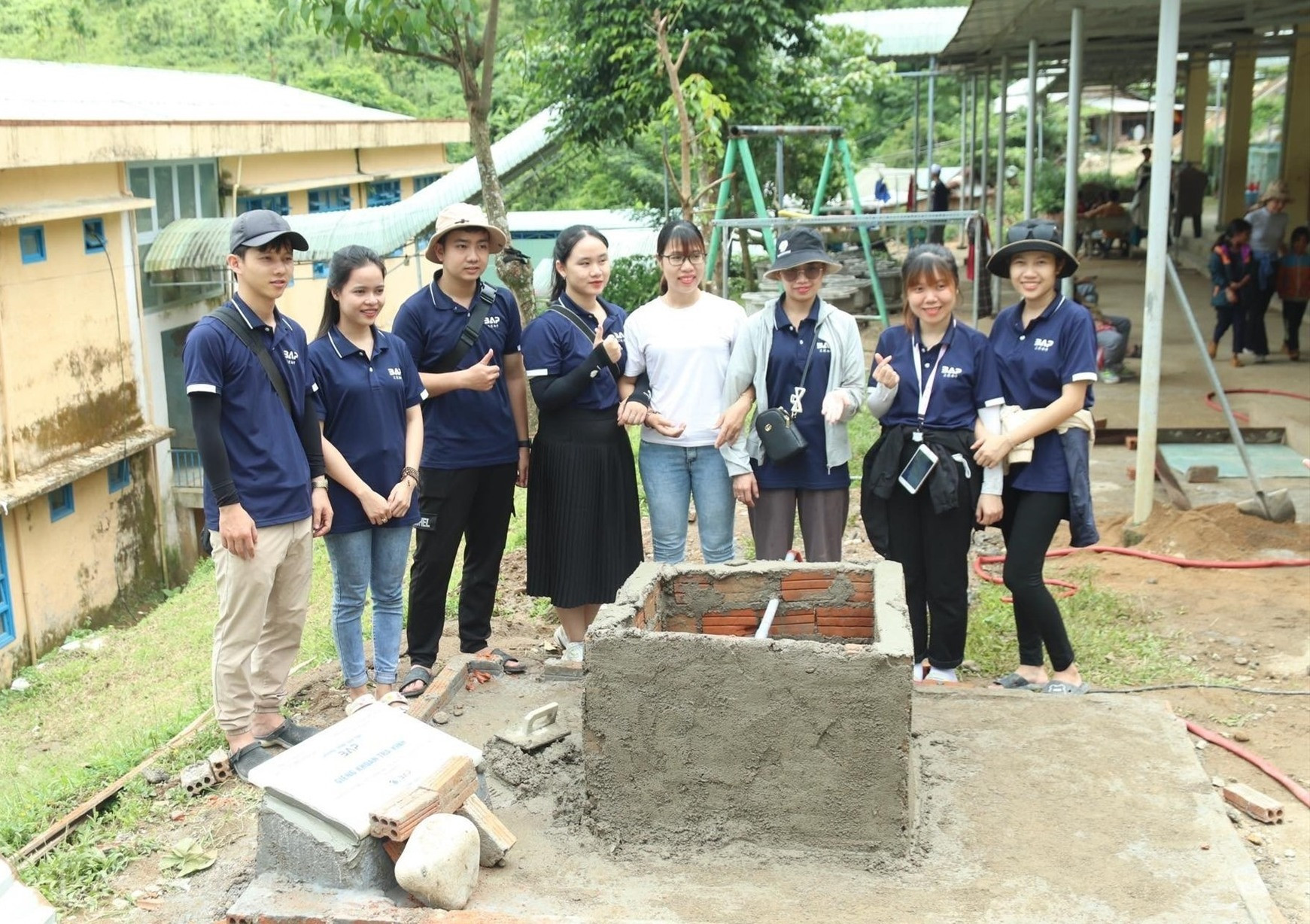 Đoàn thiện nguyện khoan giếng nước sạch tại trường Phổ thông dân tộc nội trú TH & THCS Trà Vinh. Ảnh: H.S